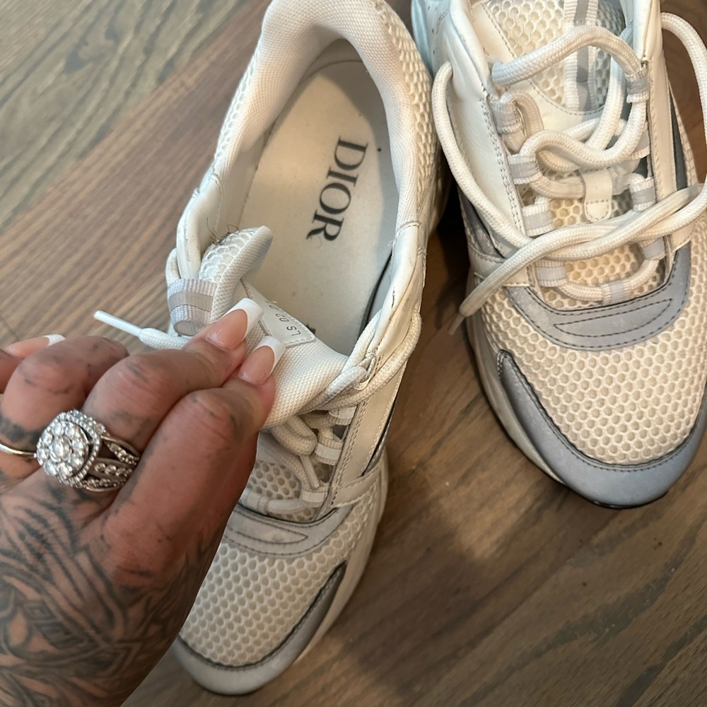 Dior b22 lightly used easy to clean 100% authentic - Picture 3 of 3